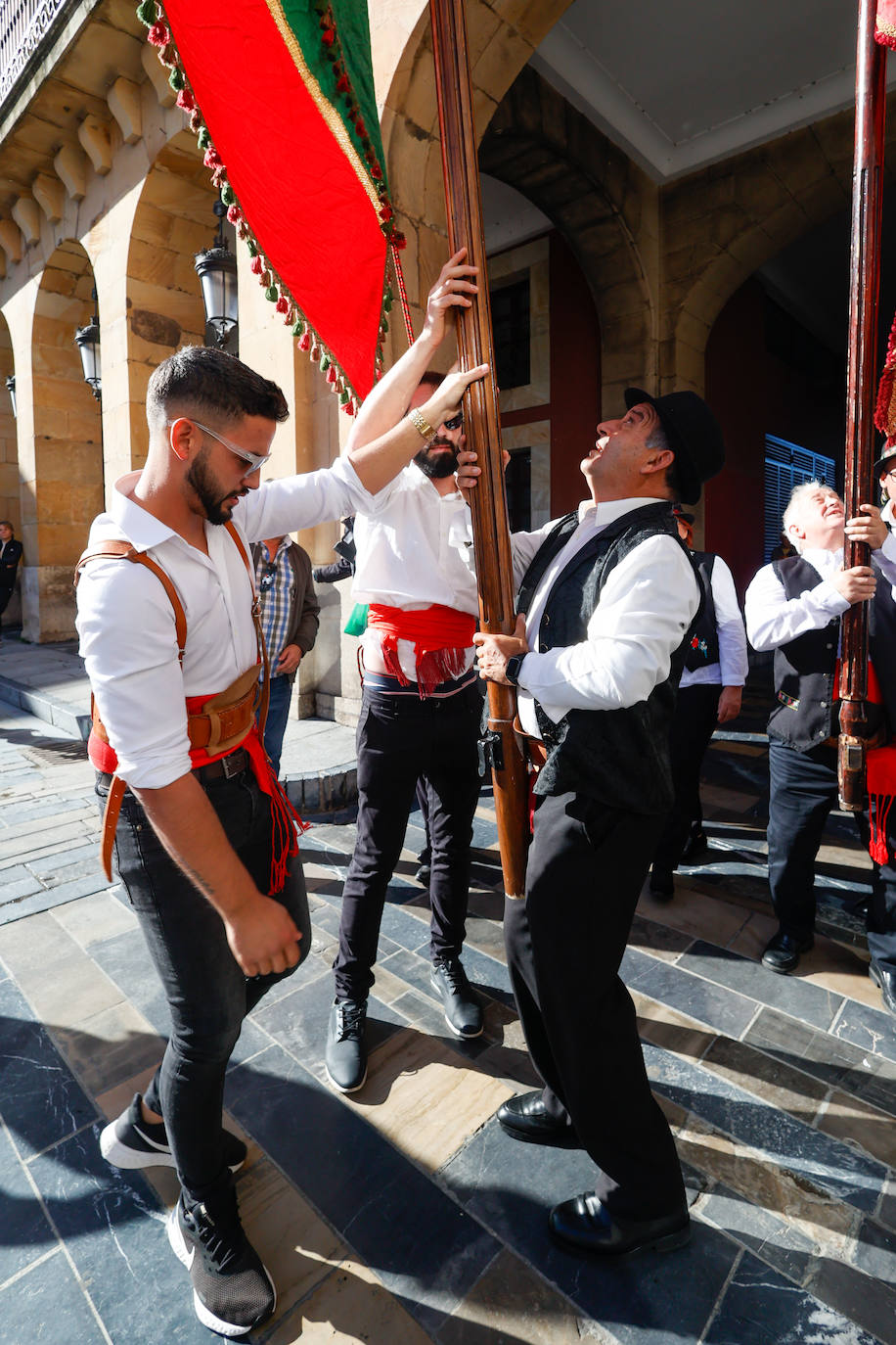 Desfile de pendones para fortalecer los lazos entre Gijón y León