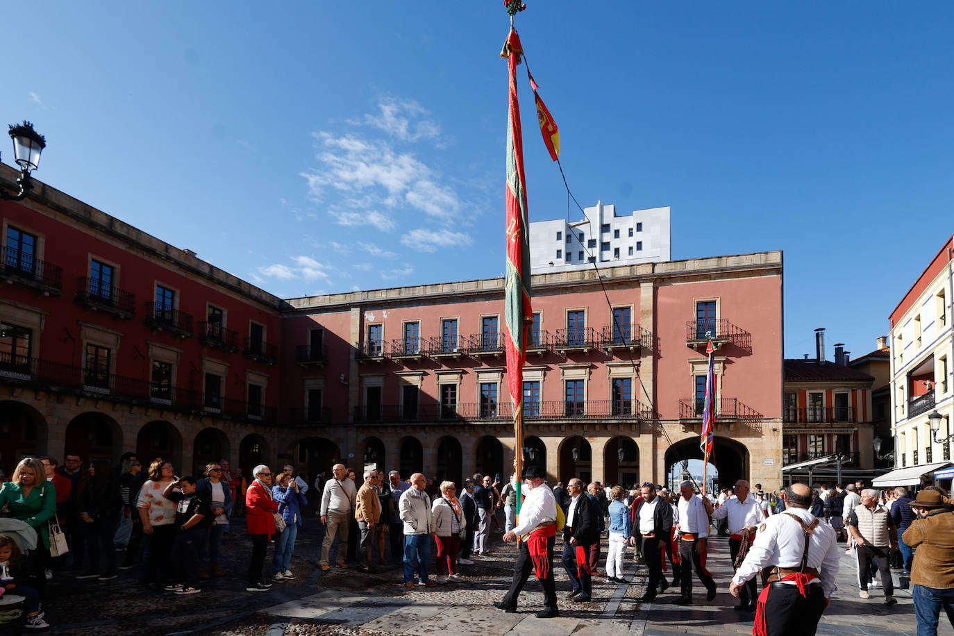 Desfile de pendones para fortalecer los lazos entre Gijón y León