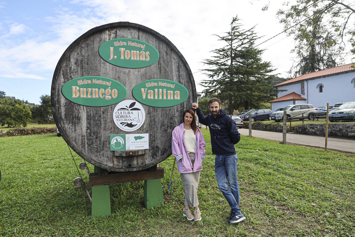 Imagen secundaria 1 - Los gijoneses Evaristo López, Joel López y Linda Llamas. | Penélope Blanco y Óscar González con un tonel de sidra. | Eliseo Vallina, presidente de los vecinos de Peón y Candanal.