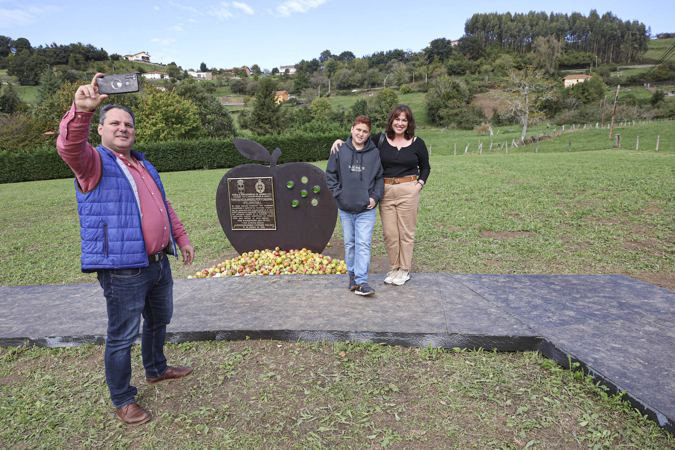 Imagen principal - Los gijoneses Evaristo López, Joel López y Linda Llamas. | Penélope Blanco y Óscar González con un tonel de sidra. | Eliseo Vallina, presidente de los vecinos de Peón y Candanal.