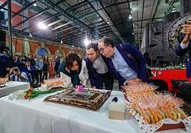 Monteserrat López, Aitor Martínez y Javier Fernández soplaron las velas de una de las tres tartas que se ofrecieron.