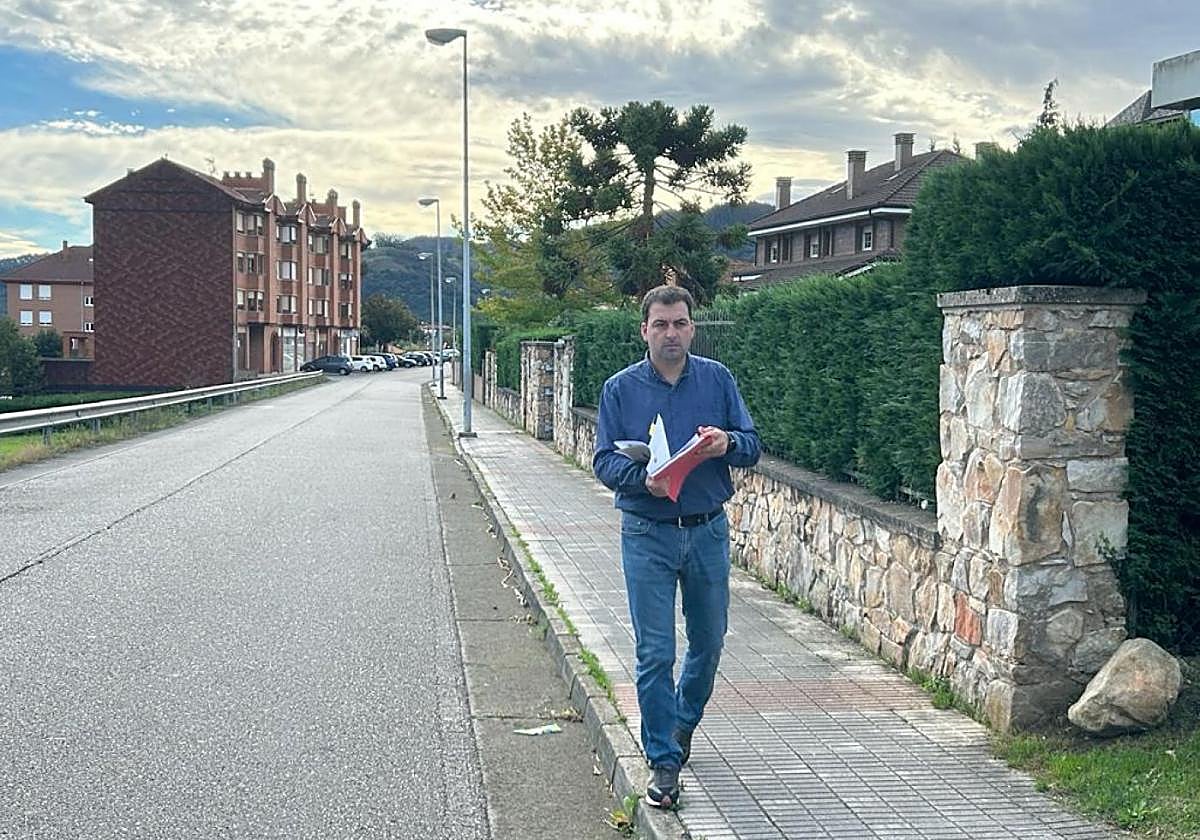 El alcalde de Salas en la avenida del Llaniello.