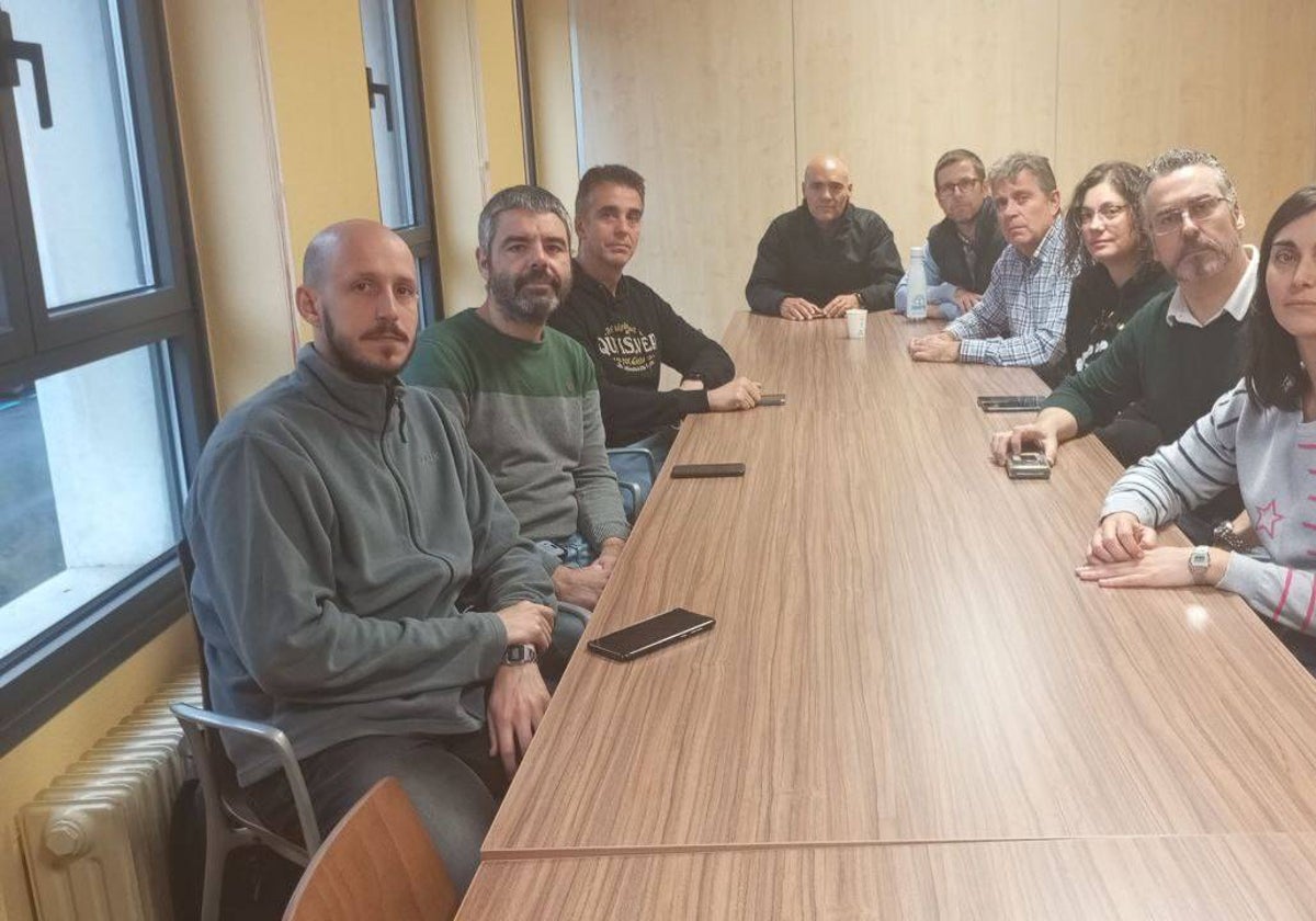 Encierro de los representantes de Suatea, CC OO, UGT, Csif y Anpe, en la Consejería de Educación.