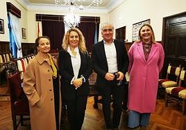 Lucia Noriega, presidenta de la Federación de Deportes de Invierno; Gemma Álvarez, alcaldesa de Lena; Jesús Kocina, presidente de la Fundación Eduardo Kocina, y Marisol Mesa, directora de la fundación.