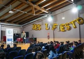 Irene Arellano impartió la charla sobre ciencia de datos a los alumnos de bachillerato del IES de Infiesto.