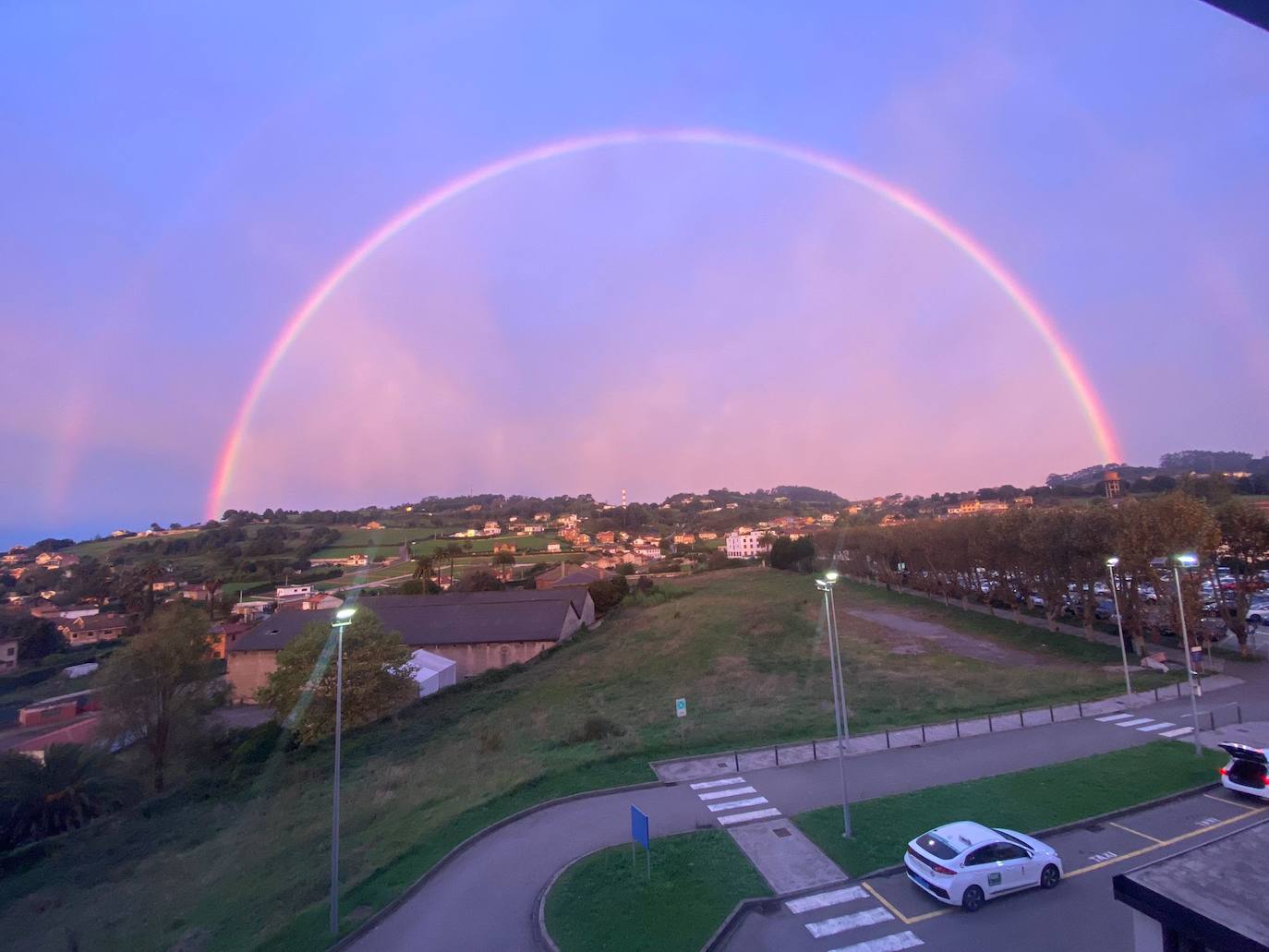 El espectacular arcoíris que dio los buenos días a Gijón