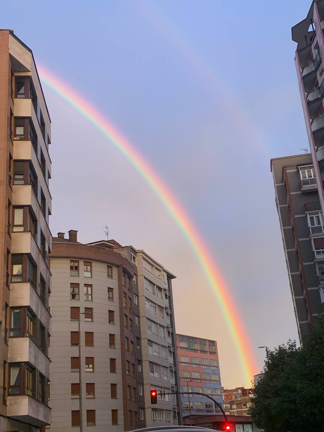 El espectacular arcoíris que dio los buenos días a Gijón