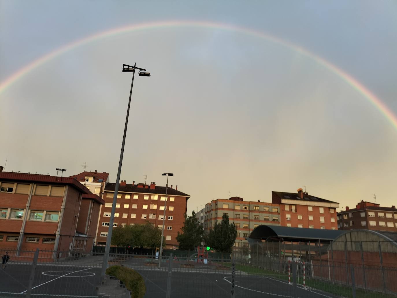 El espectacular arcoíris que dio los buenos días a Gijón