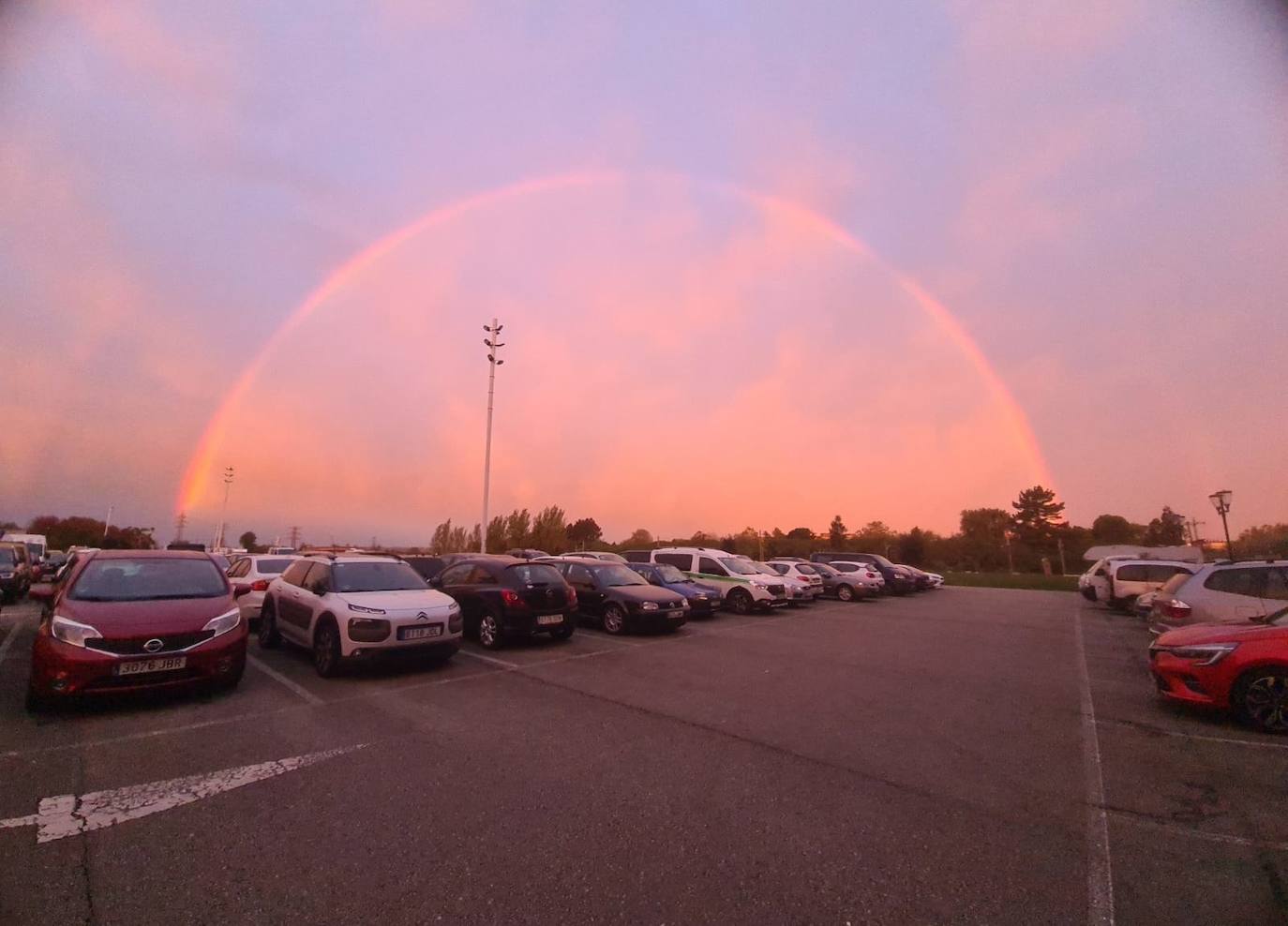 El espectacular arcoíris que dio los buenos días a Gijón