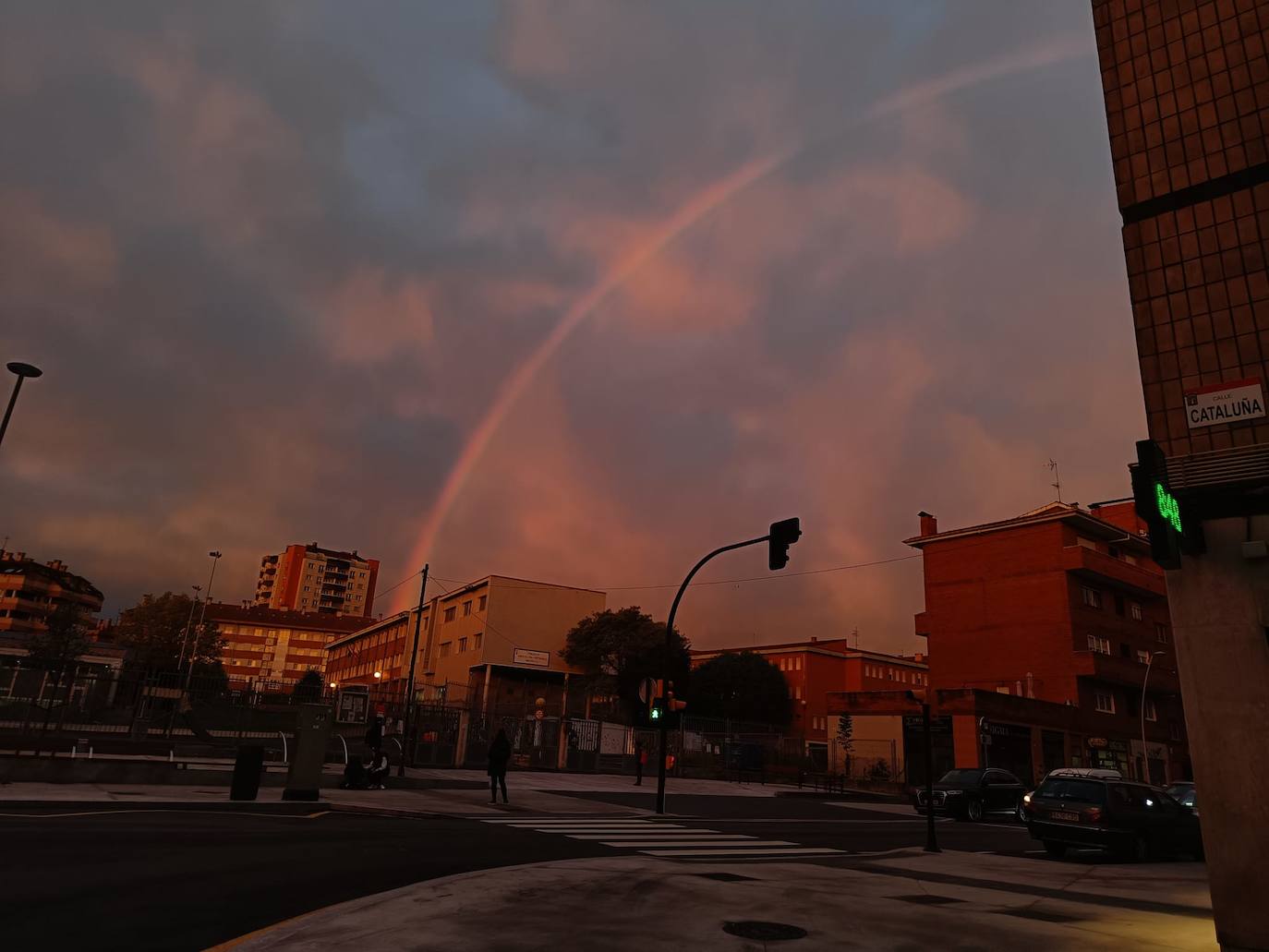 El espectacular arcoíris que dio los buenos días a Gijón