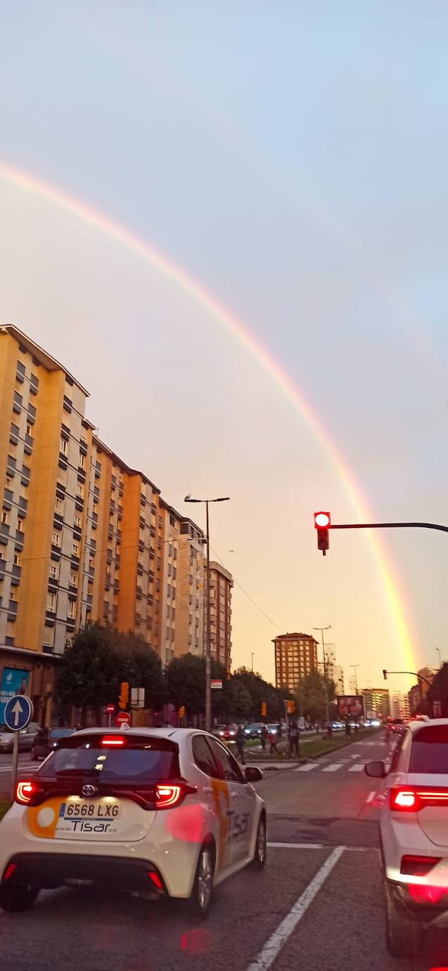 El espectacular arcoíris que dio los buenos días a Gijón