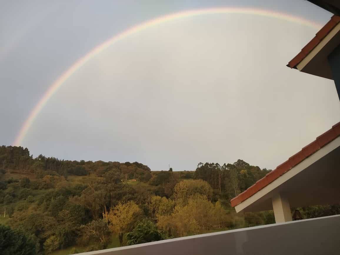 El espectacular arcoíris que dio los buenos días a Gijón