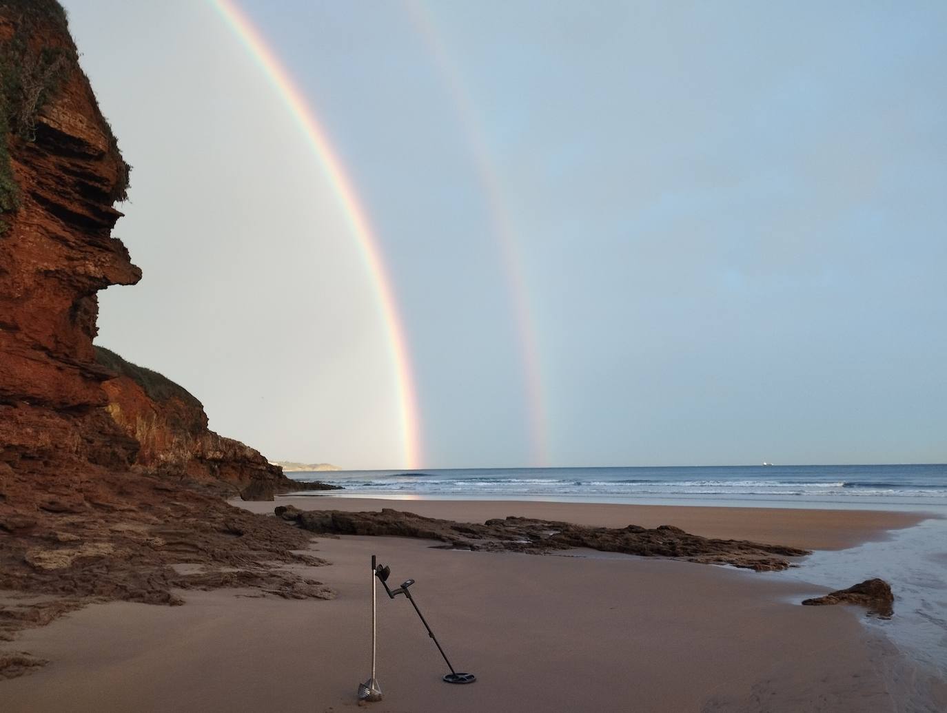 El espectacular arcoíris que dio los buenos días a Gijón