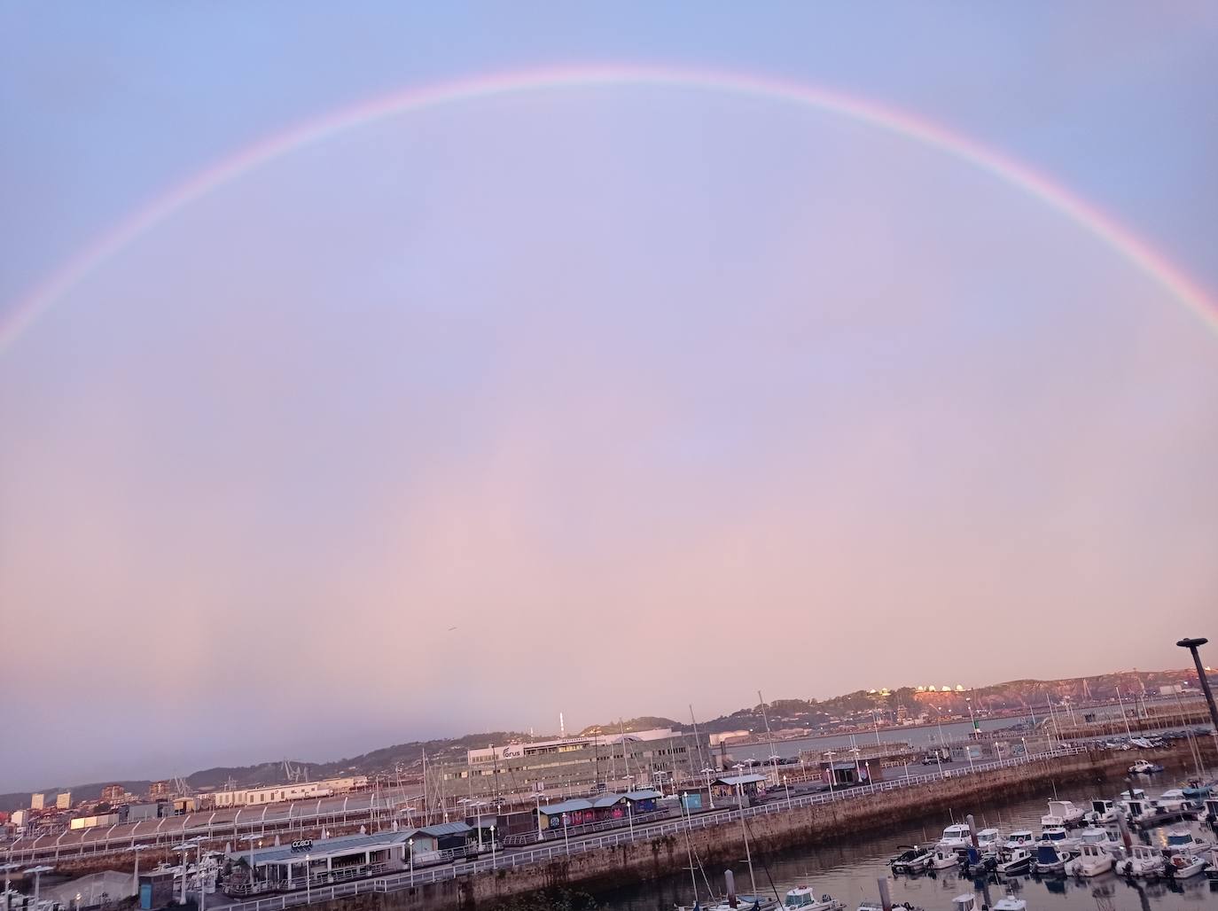 El espectacular arcoíris que dio los buenos días a Gijón