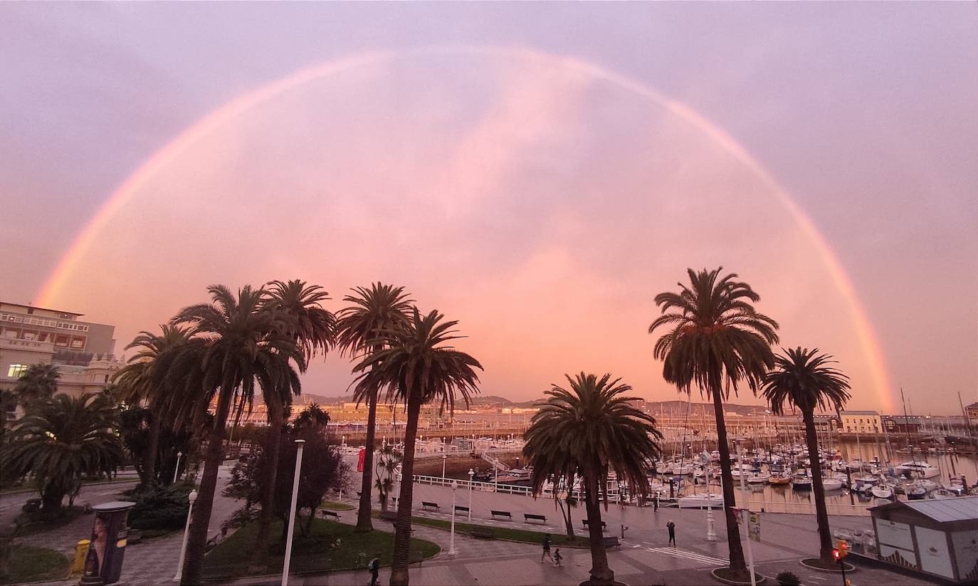 El espectacular arcoíris que dio los buenos días a Gijón