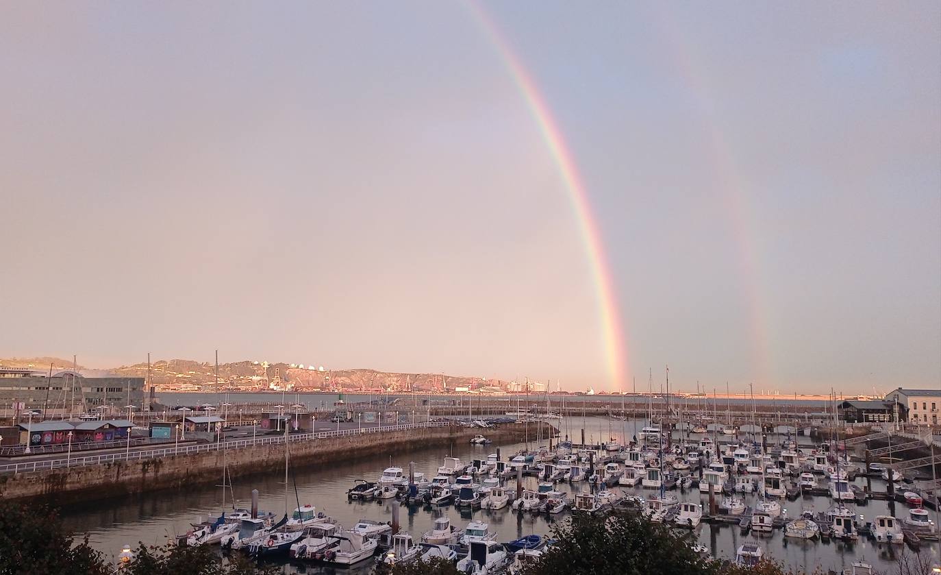 El espectacular arcoíris que dio los buenos días a Gijón