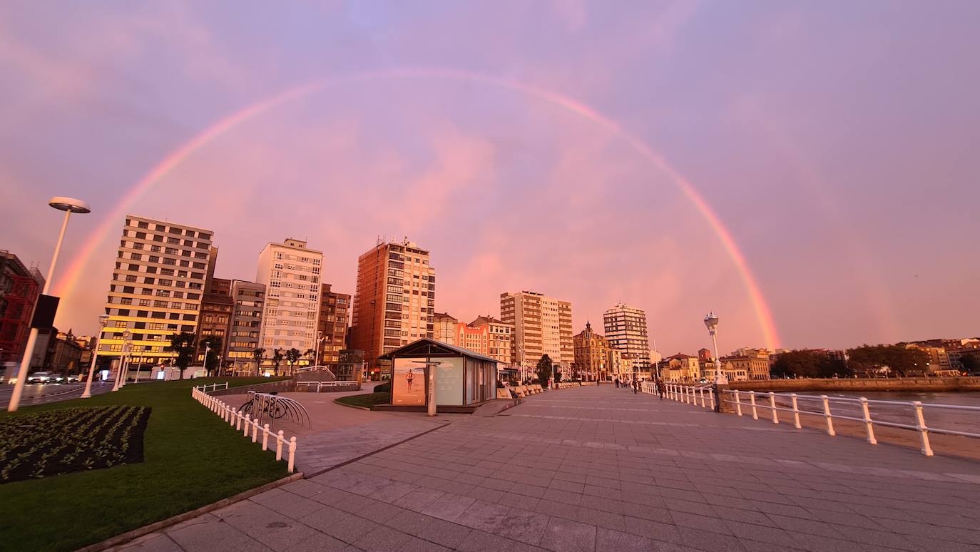 El espectacular arcoíris que dio los buenos días a Gijón