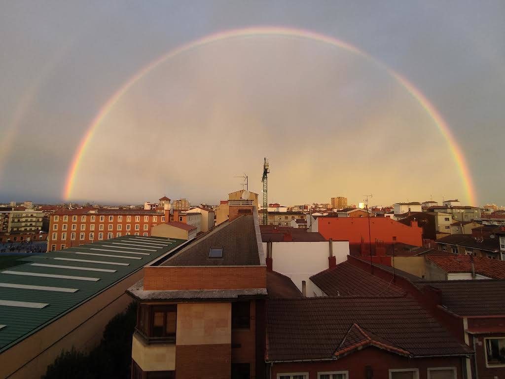 El espectacular arcoíris que dio los buenos días a Gijón