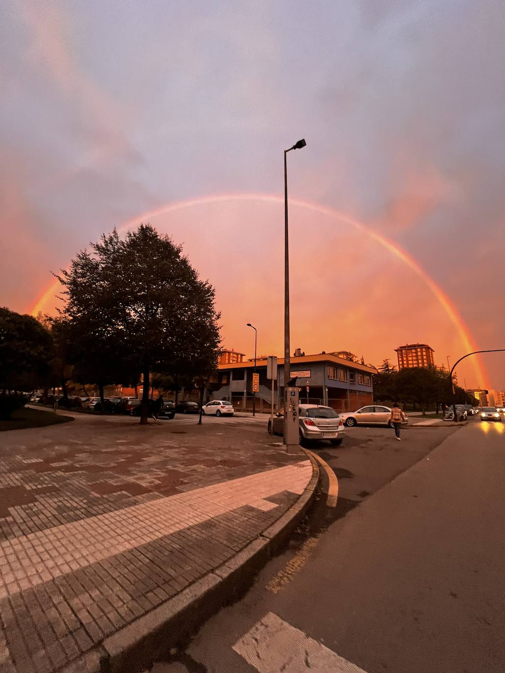 El espectacular arcoíris que dio los buenos días a Gijón