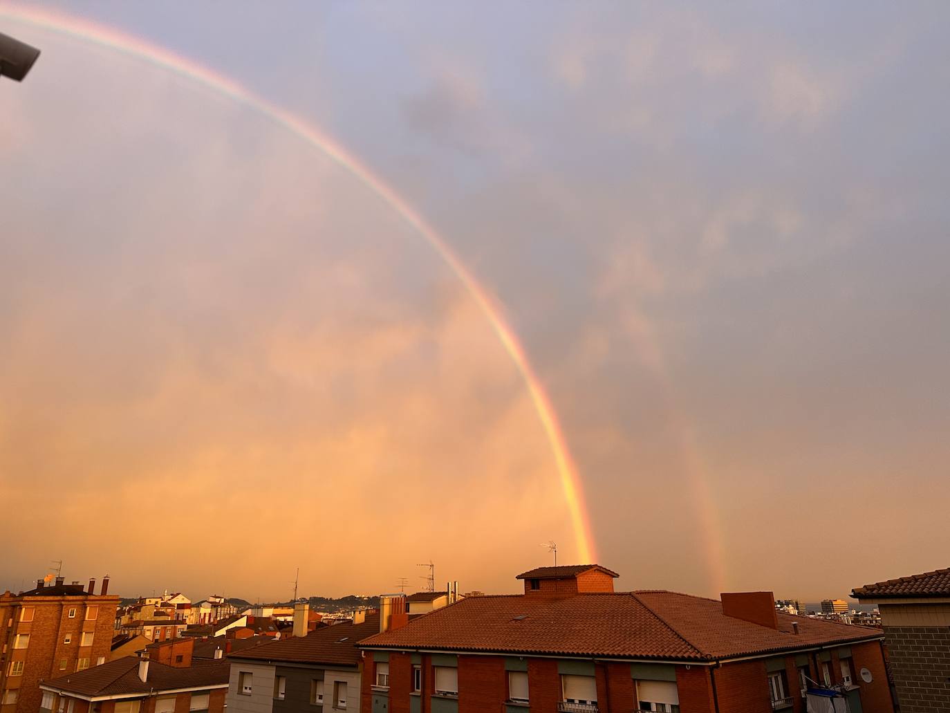 El espectacular arcoíris que dio los buenos días a Gijón