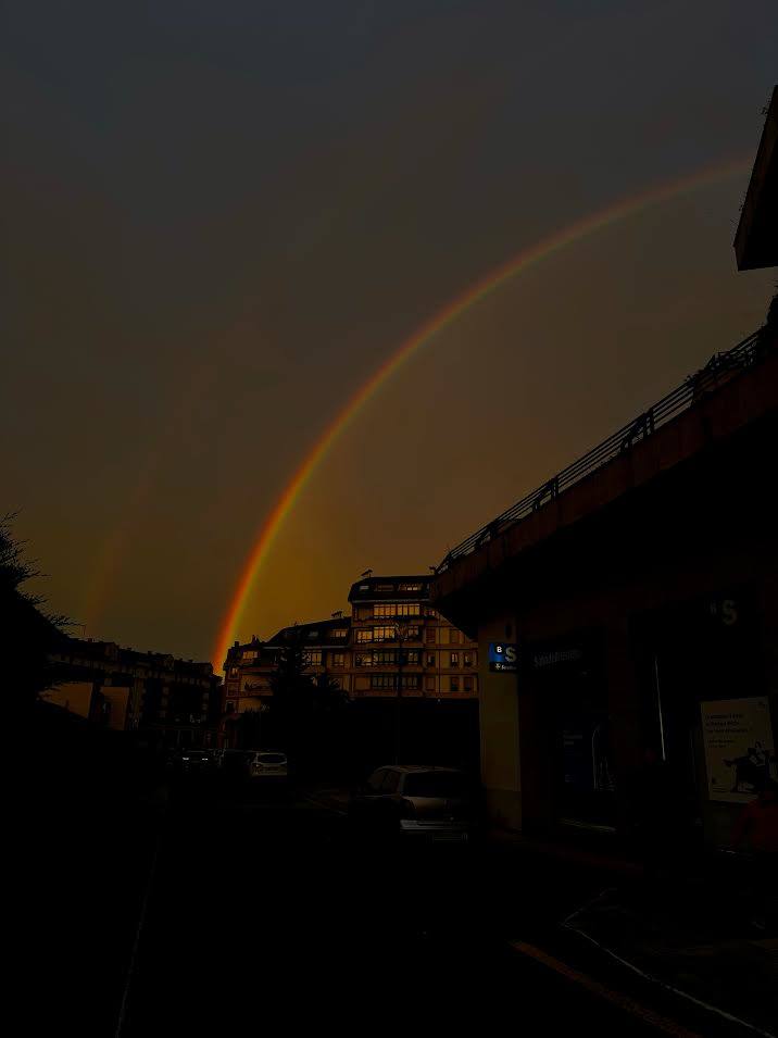 El espectacular arcoíris que dio los buenos días a Gijón