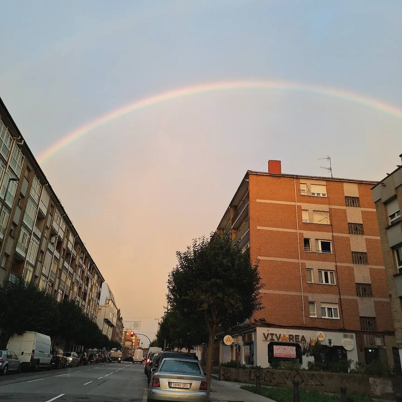 El espectacular arcoíris que dio los buenos días a Gijón