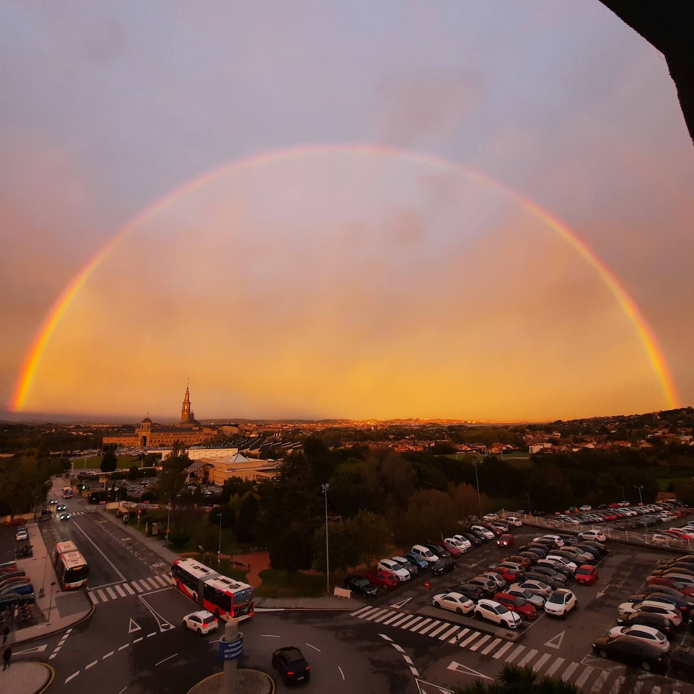 El espectacular arcoíris que dio los buenos días a Gijón