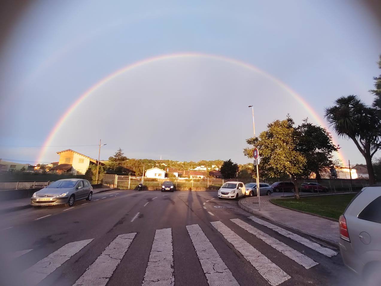 El espectacular arcoíris que dio los buenos días a Gijón