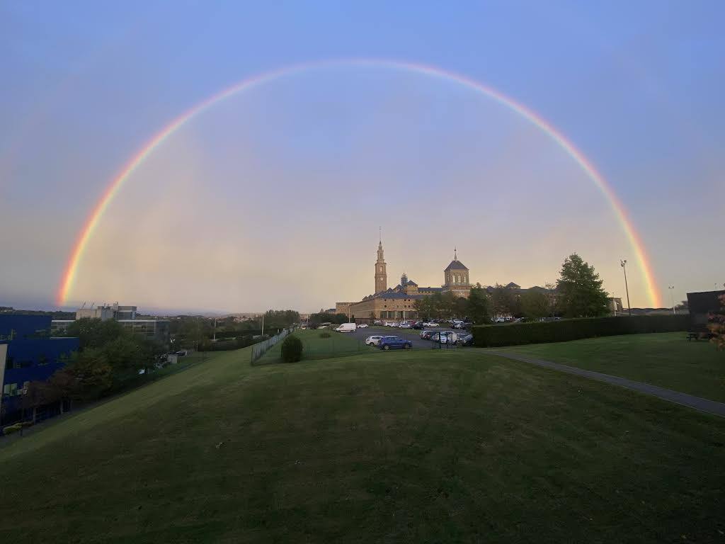 El espectacular arcoíris que dio los buenos días a Gijón