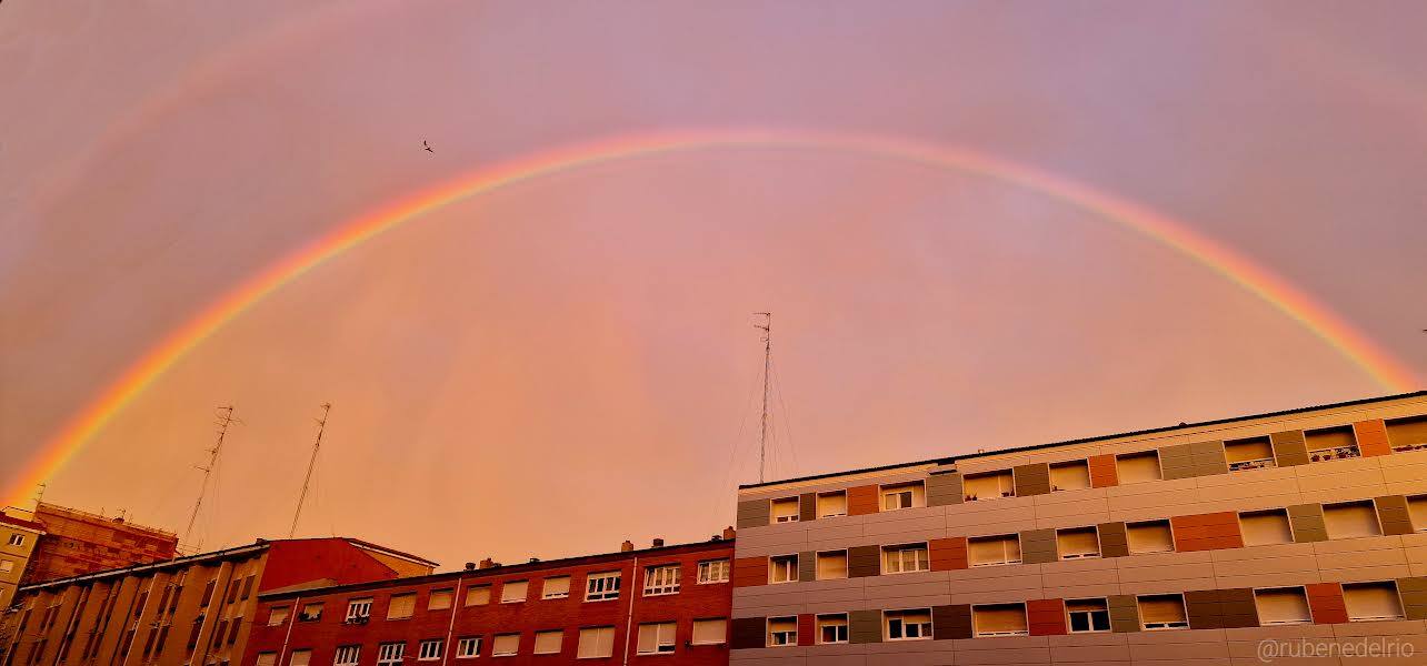 El espectacular arcoíris que dio los buenos días a Gijón