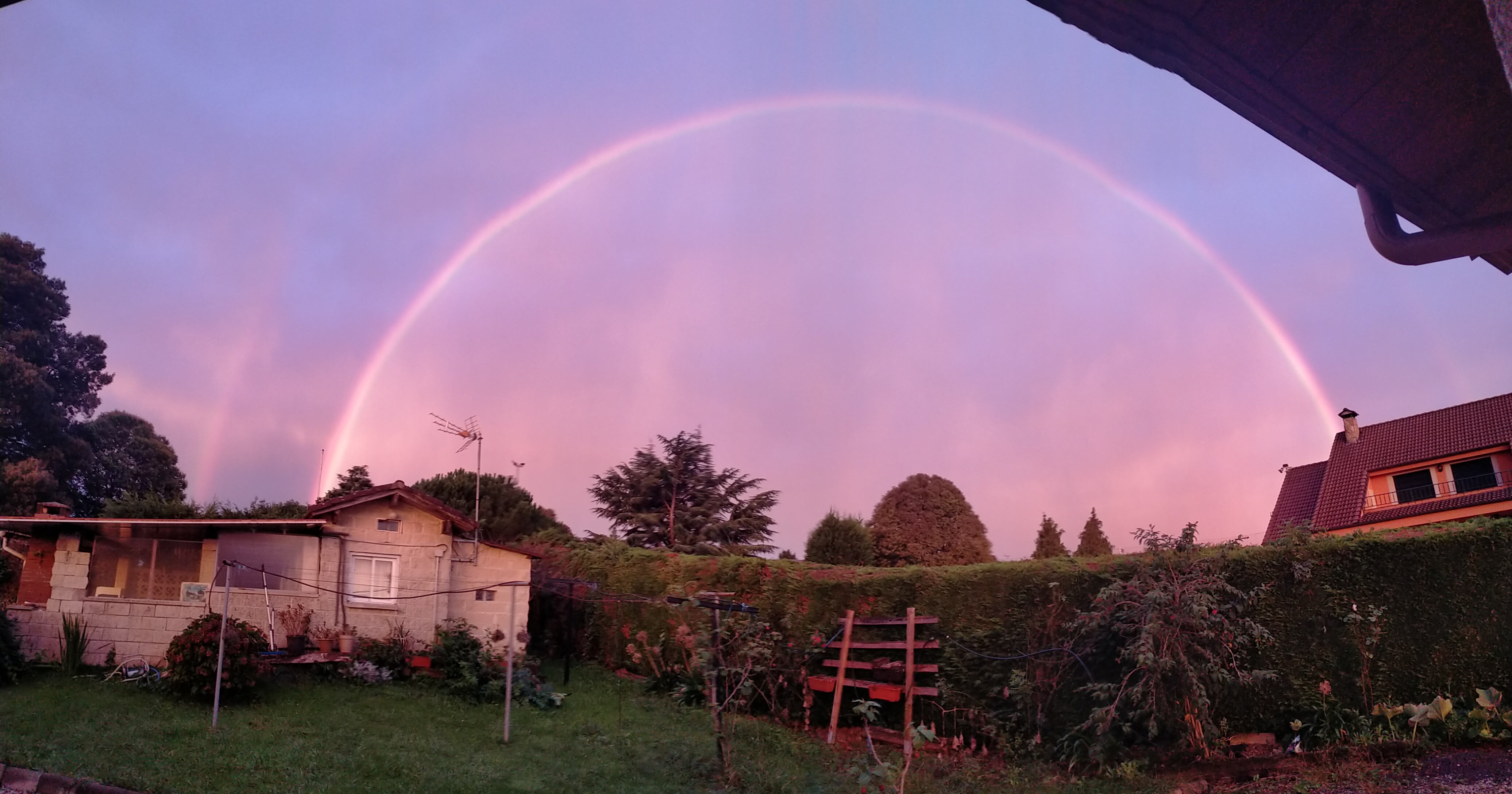 El espectacular arcoíris que dio los buenos días a Gijón