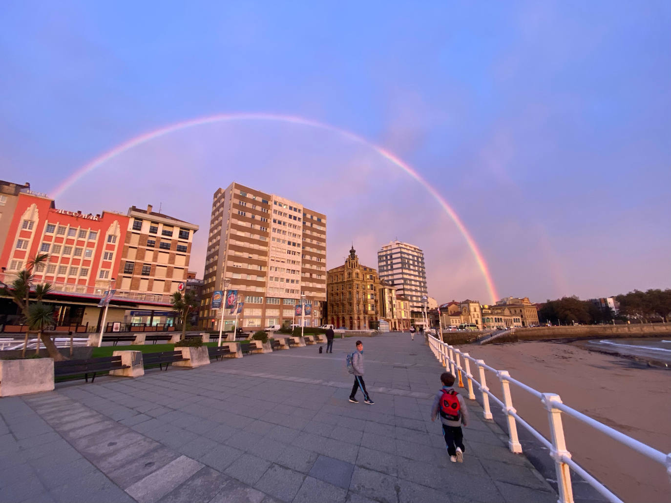 El espectacular arcoíris que dio los buenos días a Gijón