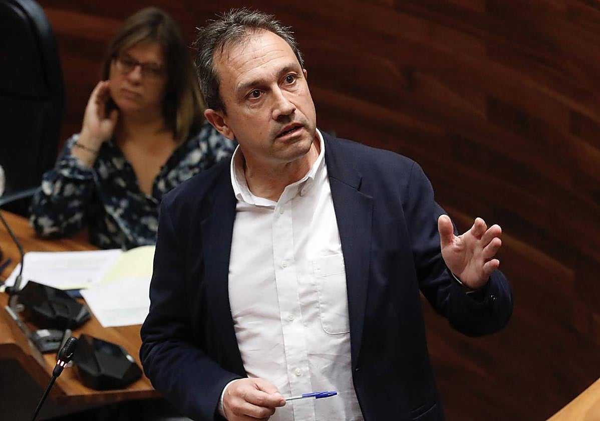Ovidio Zapico, consejero de Vivienda, esta mañana en el pleno de la Junta General del Principado.