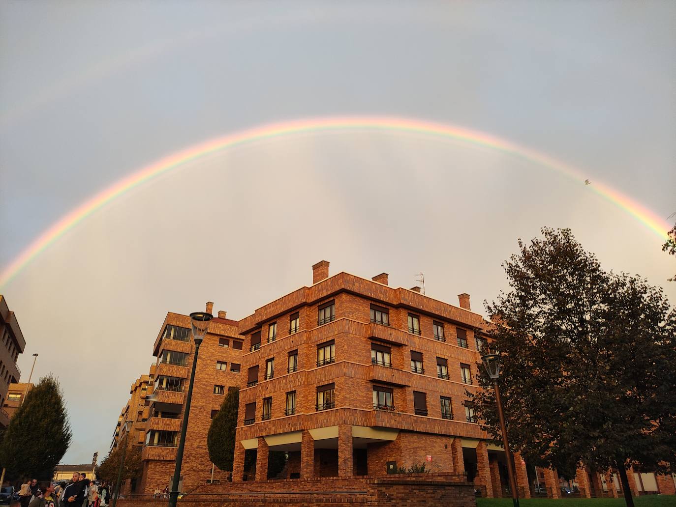 El espectacular arcoíris que dio los buenos días a Gijón