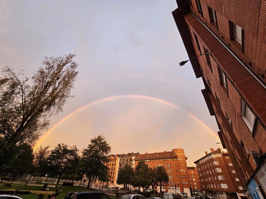 El espectacular arcoíris que dio los buenos días a Gijón