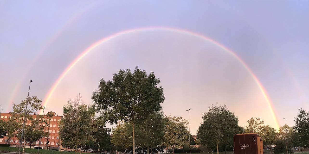 El espectacular arcoíris que dio los buenos días a Gijón