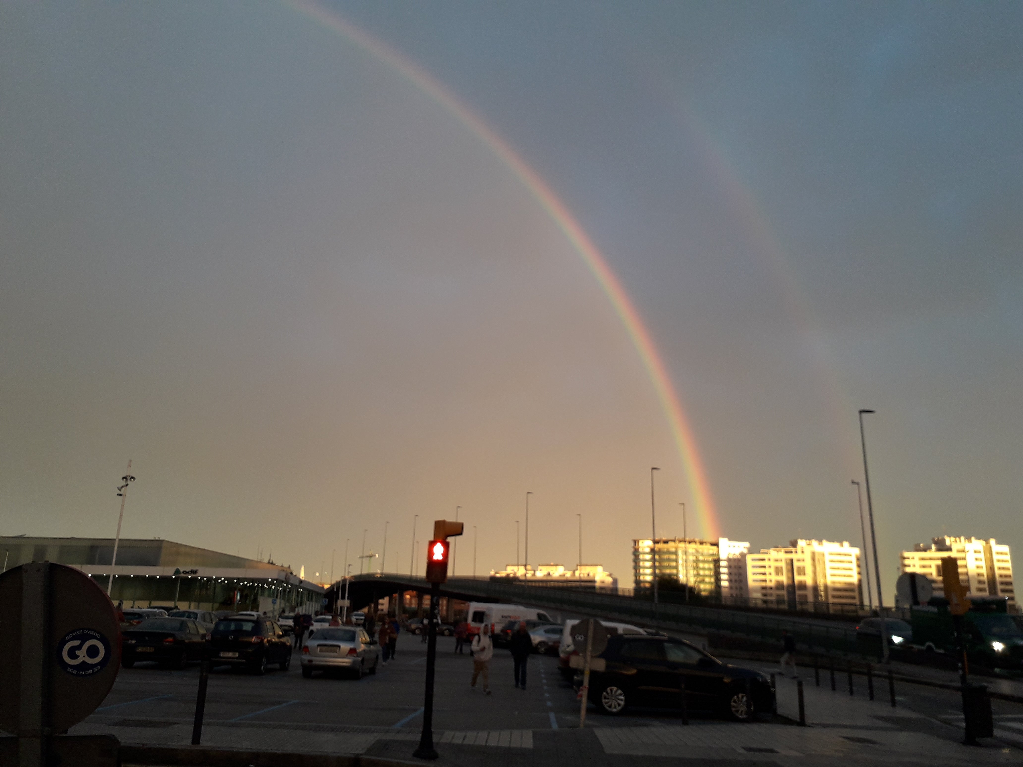 El espectacular arcoíris que dio los buenos días a Gijón