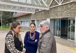 Alba Álvarez, Lidia Fernández y Jacinto Braña, ante el Hospital de Jarrio.