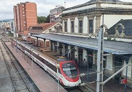 Un tren de Renfe en la estación de ferrocarril de Avilés.