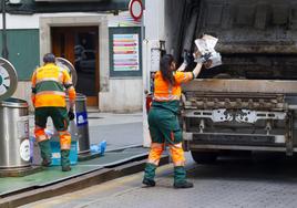 Operarios de Emulsa recogen la basura de los contenedores soterrados.