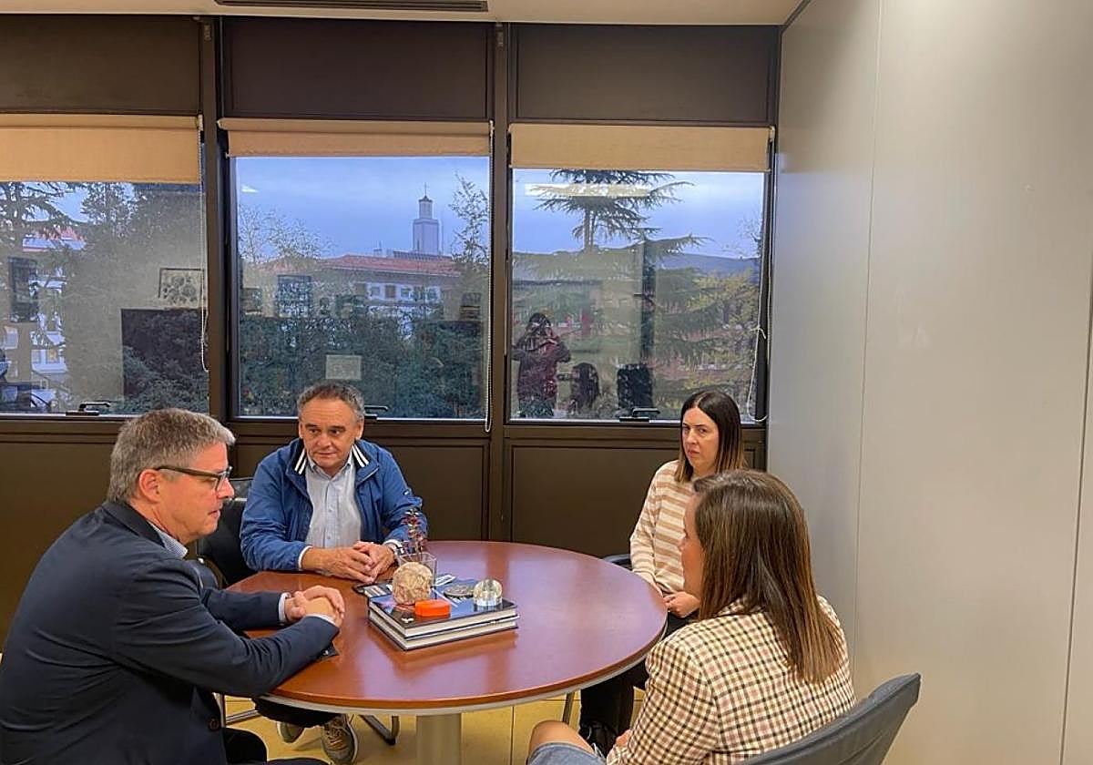 Un instante de la reunión, ayer, en la consejería.