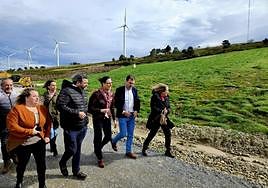 El gerente de Caolines La Espina guió la visita por los terrenos restaurados a la consejera de Transición Ecológica, su directora general de Minería y al equipo de gobierno de Salas.