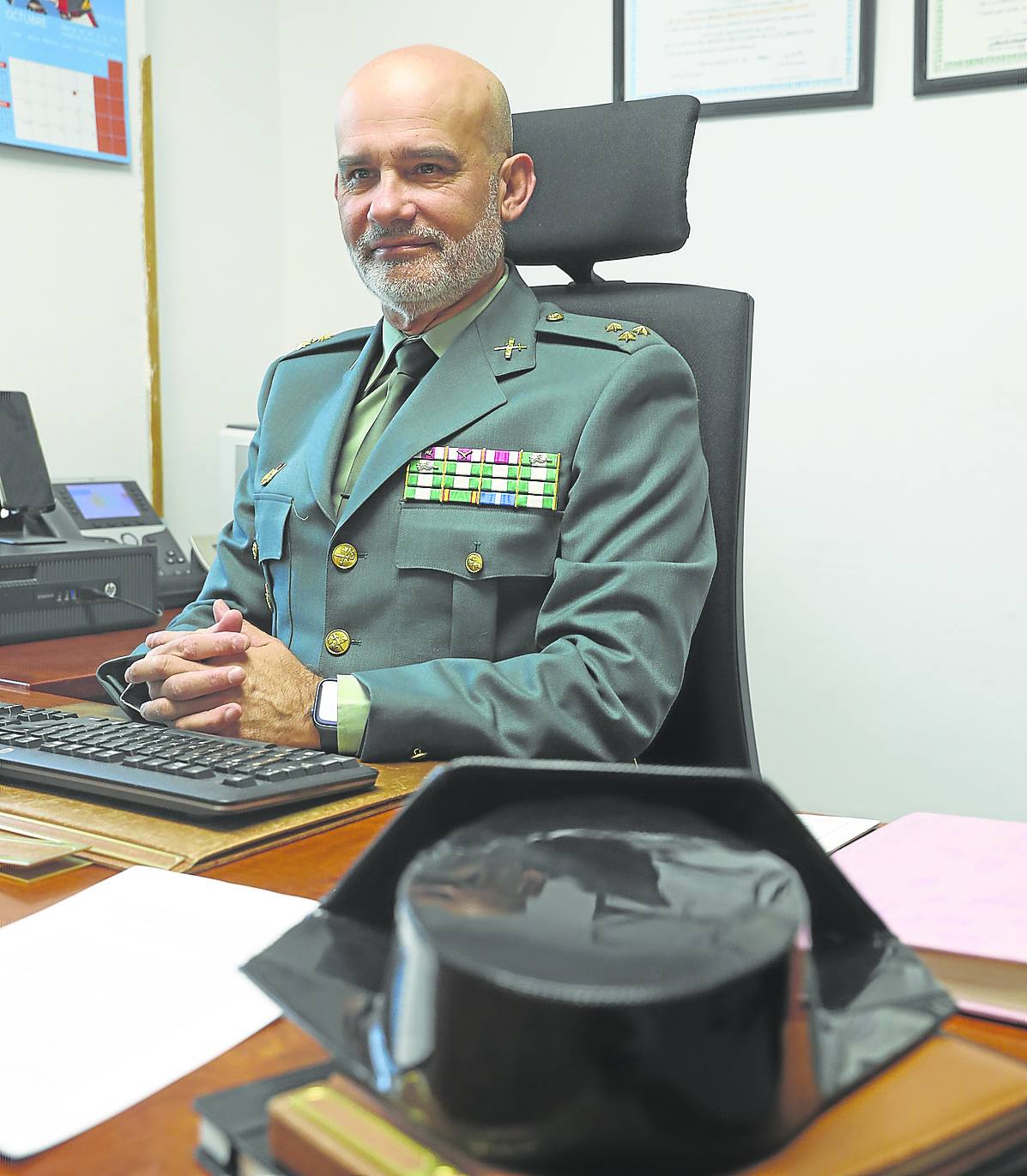 El capitán Juan Antonio Pascual Sevillano, en su despacho.