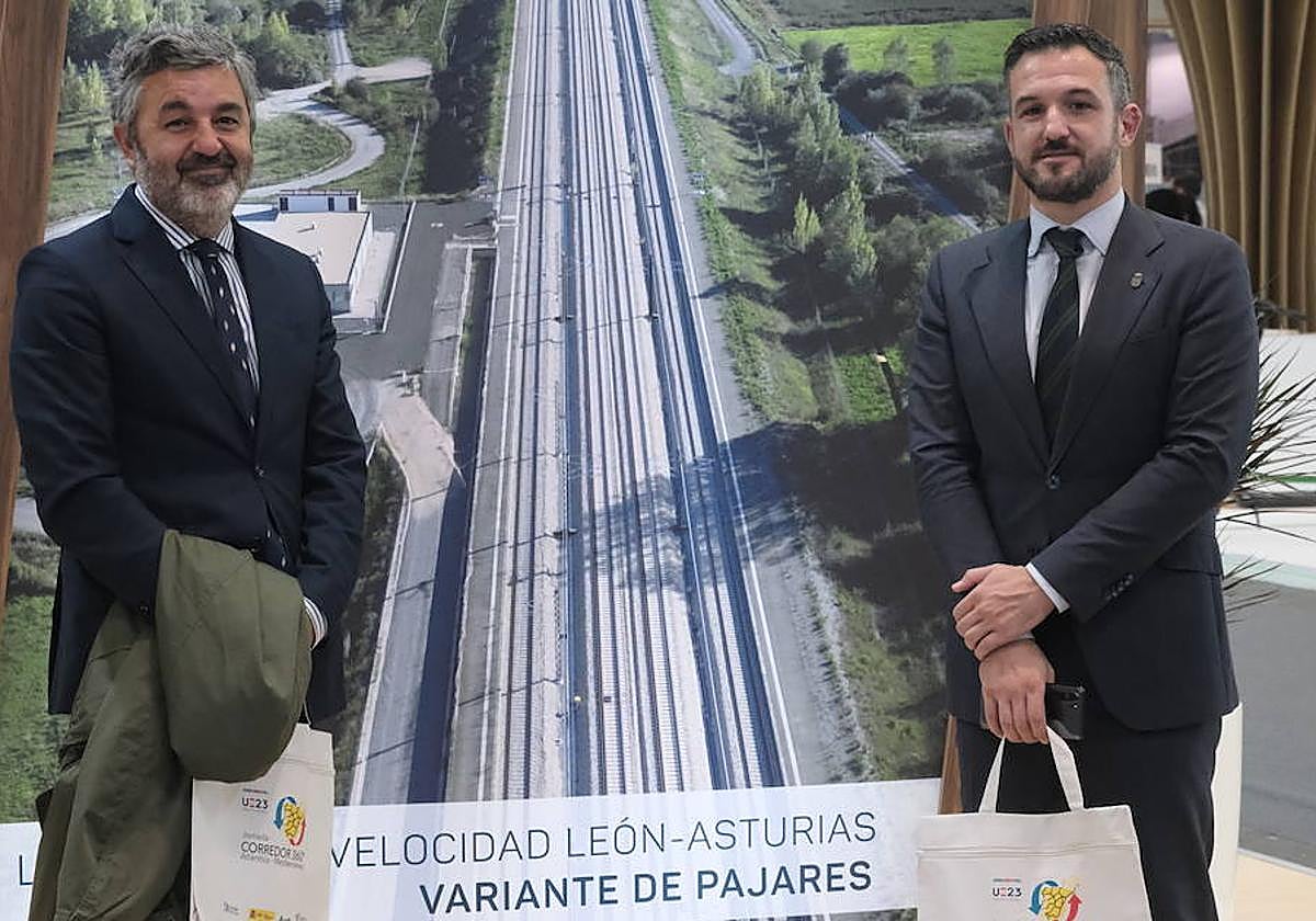 Alejandro Calvo junto a Jorge García, vicensejero de Infraestructuras y Movilidad, este jueves a la feria Global Mobility Call, en Madrid.