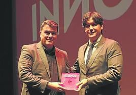 El consejero Borja Sánchez entregó el premio a Pablo Arboleya.