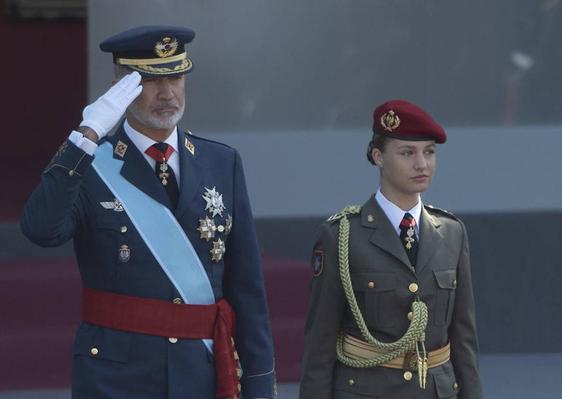 La Princesa Leonor junto al Rey Felipe VI.