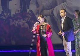 La directora del equipo de investigación de VIOR, Carmén Martínez, recogen el premio en la Academia del Perfume junto a José Luis Santiago, uno de los científicos integrantes de su equipo.