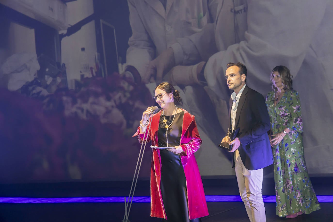 La directora del equipo de investigación de VIOR, Carmén Martínez, recogen el premio en la Academia del Perfume junto a José Luis Santiago, uno de los científicos integrantes de su equipo.