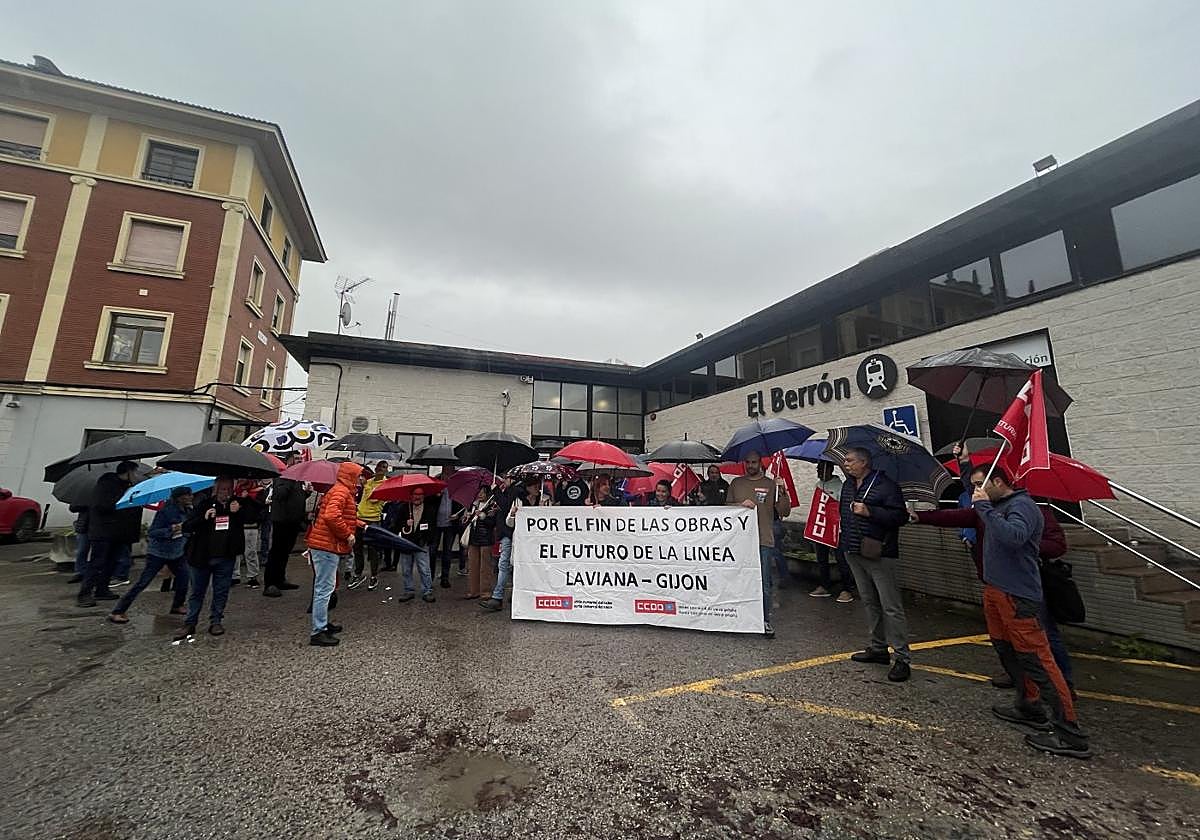 Concentración para exigir mejoras en la línea ferroviaria entre Laviana y Gijón, ayer, en El Berrón.