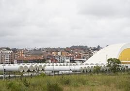 Torres eólicas fabricadas por Windar Renovables, almacenadas en las explanadas del puerto de Avilés.